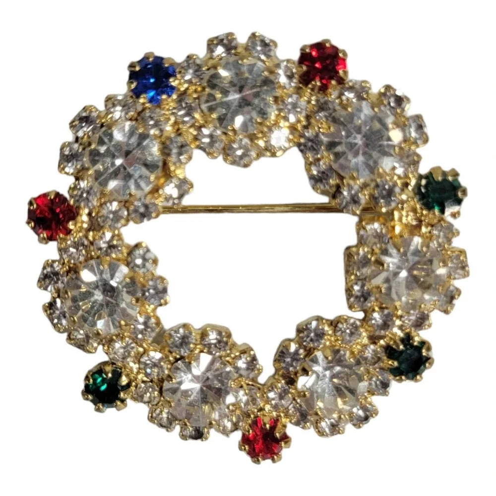Vintage Gold-Tone White Cplorful Red Rhinestone Christmas Wreath Brooch 1.5 in - Picture 1 of 6